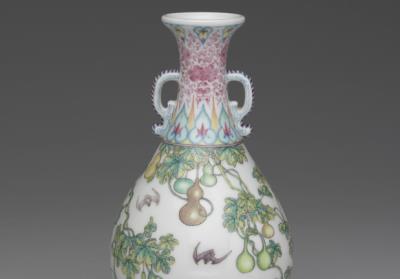 图片[2]-Porcelain vase with paired handles and prosperity decoration in painted enamels, Qing dynasty, Qianlong reign (1736-1795)-China Archive